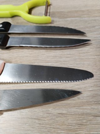 Juego de 4 cuchillos y pelador