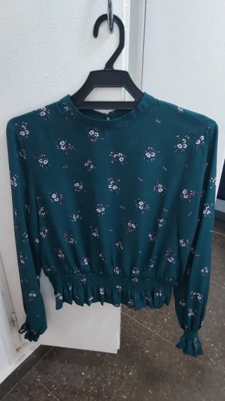 Blusa Verde con Estampado Floral