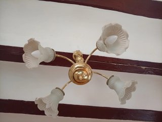 Lámpara de techo dorada antigua