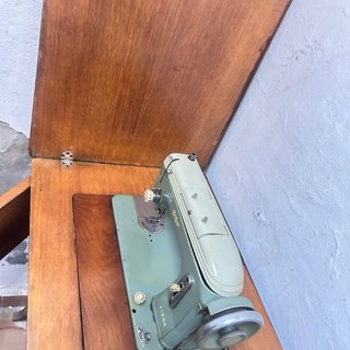 Máquina de coser Sigma con mueble