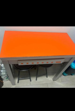 Mesa de cocina naranja y gris