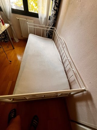 Cama blanca con ruedas