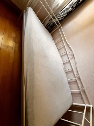 Cama blanca con ruedas
