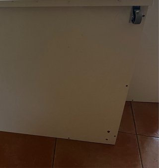 Cama blanca con ruedas