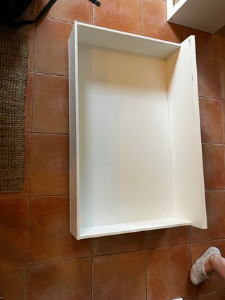Cama blanca con ruedas