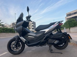 Aprilia SR GT 125cc - 2023 - 12.000km maxi scooter