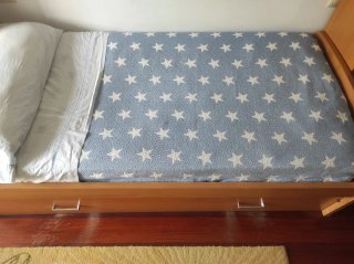 Cama nido y estantería