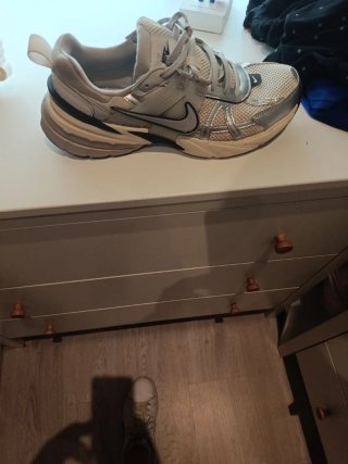 Zapatillas Nike plateadas y blancas