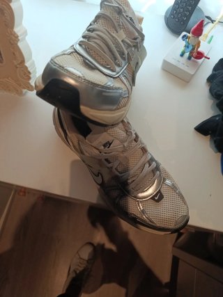 Zapatillas Nike plateadas y blancas