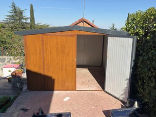 Caseta de jardín metálica y de madera.