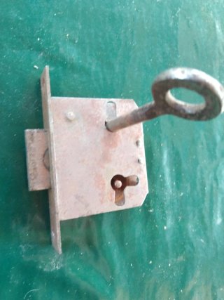 Cerradura antigua de hierro con llave