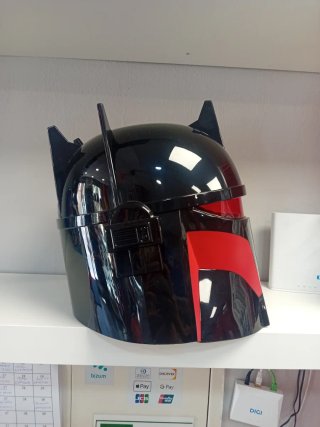 Casco negro y rojo