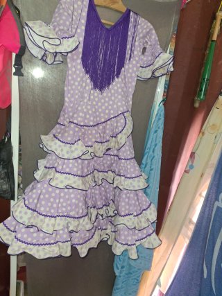 Traje de gitana morado y blanco.flamenco