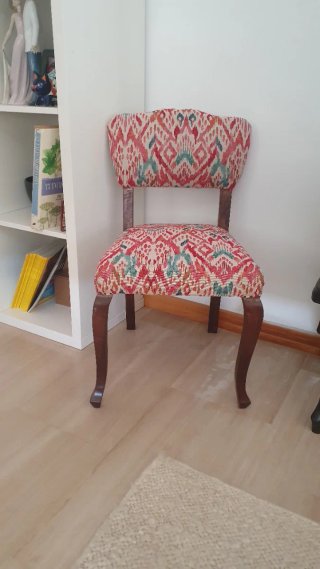 Silla antigua tapizada