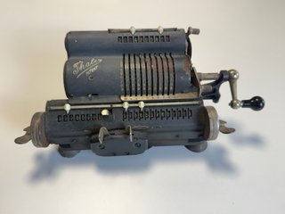 Calculadora Mecánica Antigua Thales