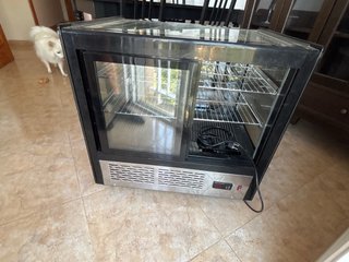 Vitrina expositora refrigerada. 70 cmts x 55 cmts
