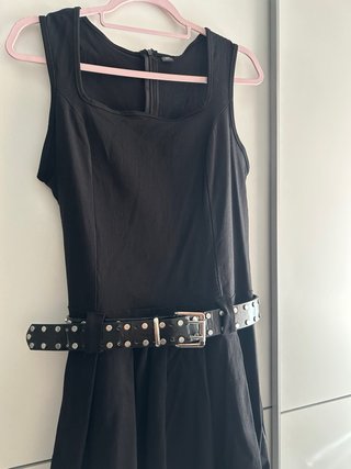 Vestido negro de tablas con cinturón