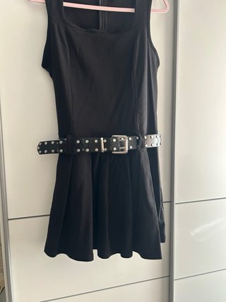 Vestido negro de tablas con cinturón