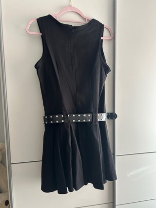 Vestido negro de tablas con cinturón