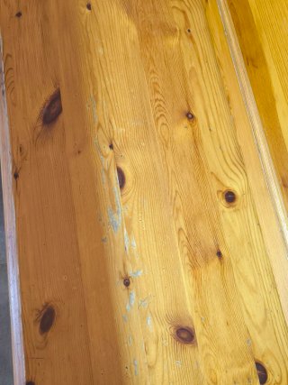 Rinconera de madera con mesa y banco