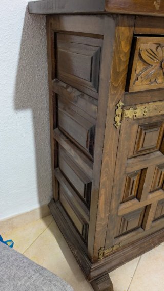 Mueble de Madera con Diseño Clásico