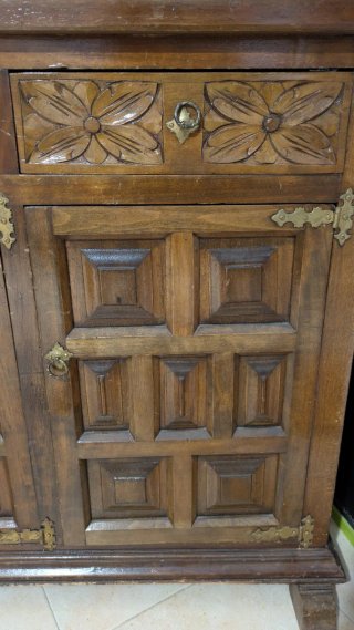 Mueble de Madera con Diseño Clásico
