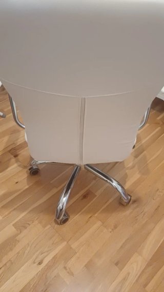 Silla de escritorio blanca con ruedas