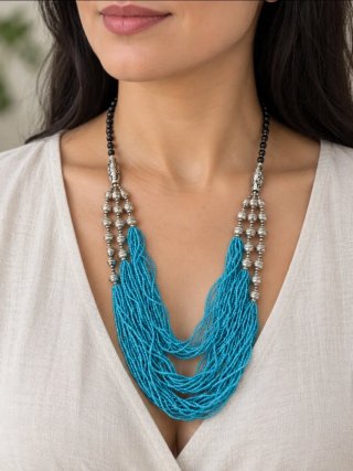 Collar artesanal azul y plateado