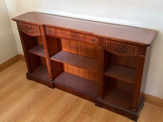 Estantería de Madera con Cajones