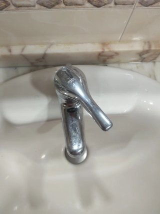 Mueble de baño con lavabo y grifo Roca