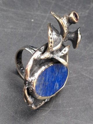 Anillo artístico en Plata 925 y piedras naturales.