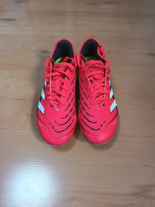 Zapatos de fútbol Adidas rojos