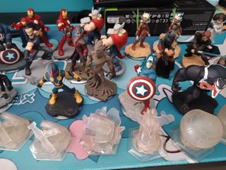 20 Figuras Disney Infinity + 10 Playsets + 2 bases
