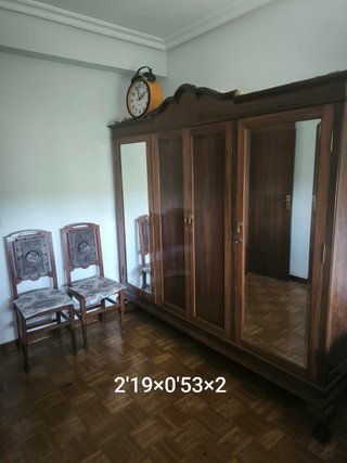 Armario , mesita y 2 Sillas de Madera Antiguos