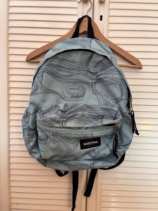 Mochila Eastpak con estampado de mapas