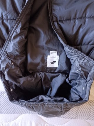 Cazadora Larga Nike Negra,es una S pero talla más