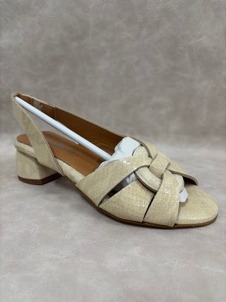 Sandalias de tacón en piel beige