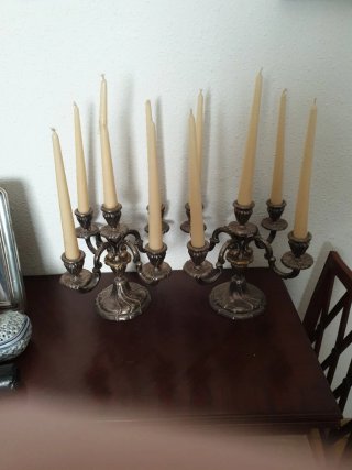 Candelabros de metal plateado