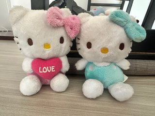 2 Peluches Hello Kitty Mini