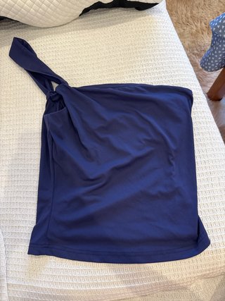 Top de un solo hombro azul