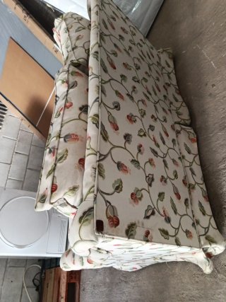 Sofá de tela con estampado floral