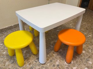Mesa Infantil IKEA Blanca y 3 Taburetes