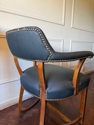 Butaca silla sillon clásica en piel negra y madera
