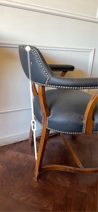 Butaca silla sillon clásica en piel negra y madera