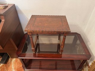 Mesita Auxiliar de Madera y Cuero Repujado