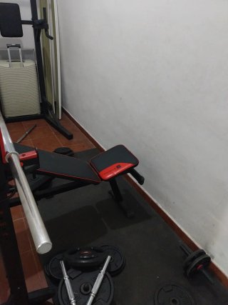 Banco de Pesas con Barra y Discos