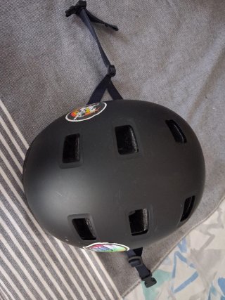 Casco negro con pegatina de astronauta