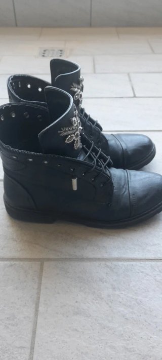 Anfibi neri con decorazioni gioiello