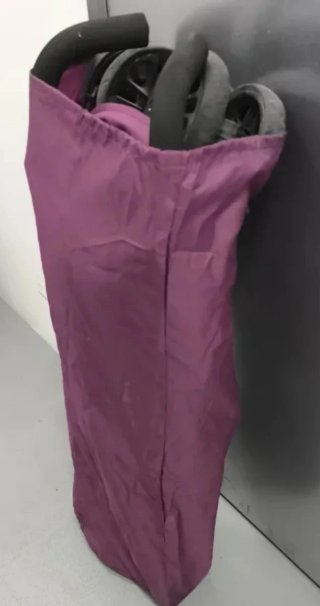 Carro de paseo plegable color morado con el saco