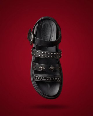 Sandalias negras con tachas y cadenas